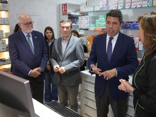 Código digital en las farmacias: este es el gesto que sustituye al de cortar el cupón y pegarlo en la receta