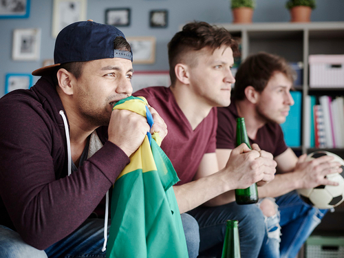 Aficionados al borde un ataque de nervios: cómo sobrevivir a la tensión de partidos de fútbol de infarto Aficionados al borde un ataque de nervios: cómo sobrevivir a la tensión de partidos de fútbol de infarto